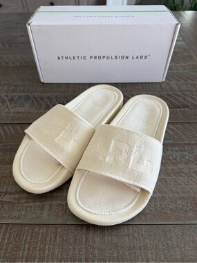 New in Box APL Techloom Velvet Slide PRISTINE Ivory Slide Sz 6 Women’s Sandal